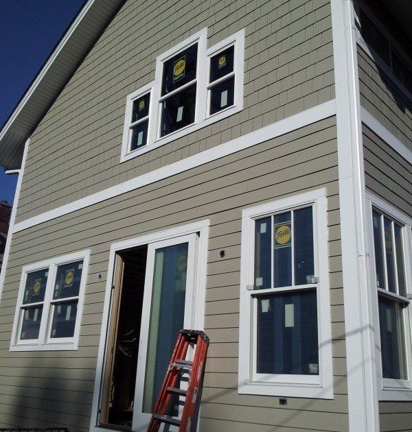 James Hardie Shingle Siding Has The Same Warm Authentic Look As Cedar Shingles Yet It Resists Rotting Crac House Siding Hardie Shingle Siding Shingle Siding