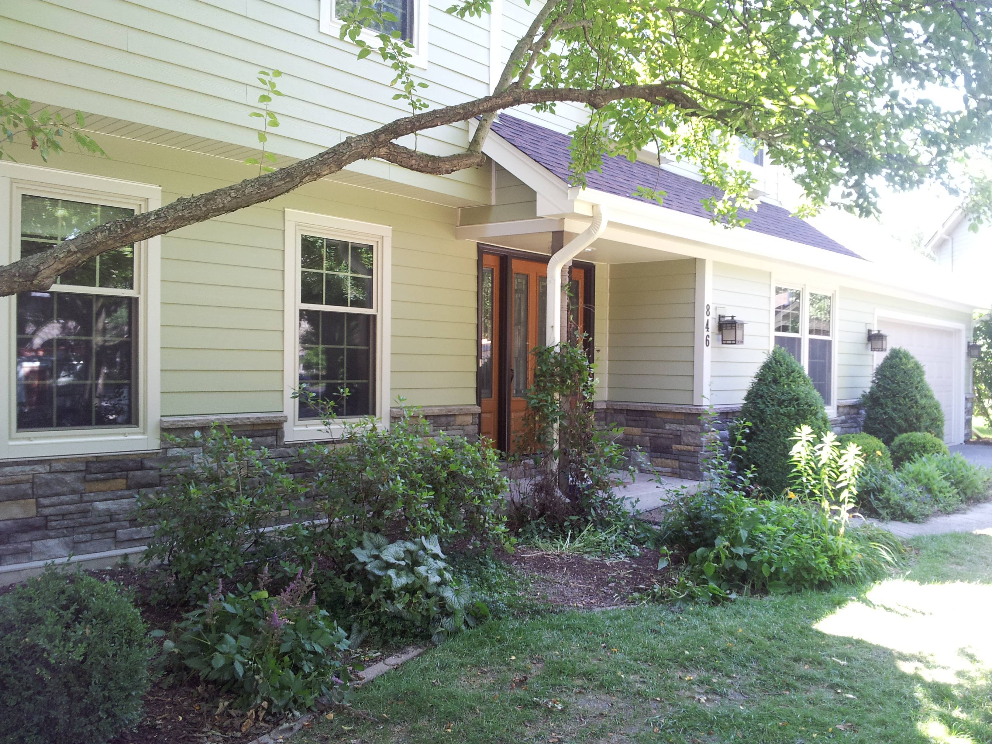 Versetta Stone Ledgestone with James Hardie Heathered Moss & GAF HD
