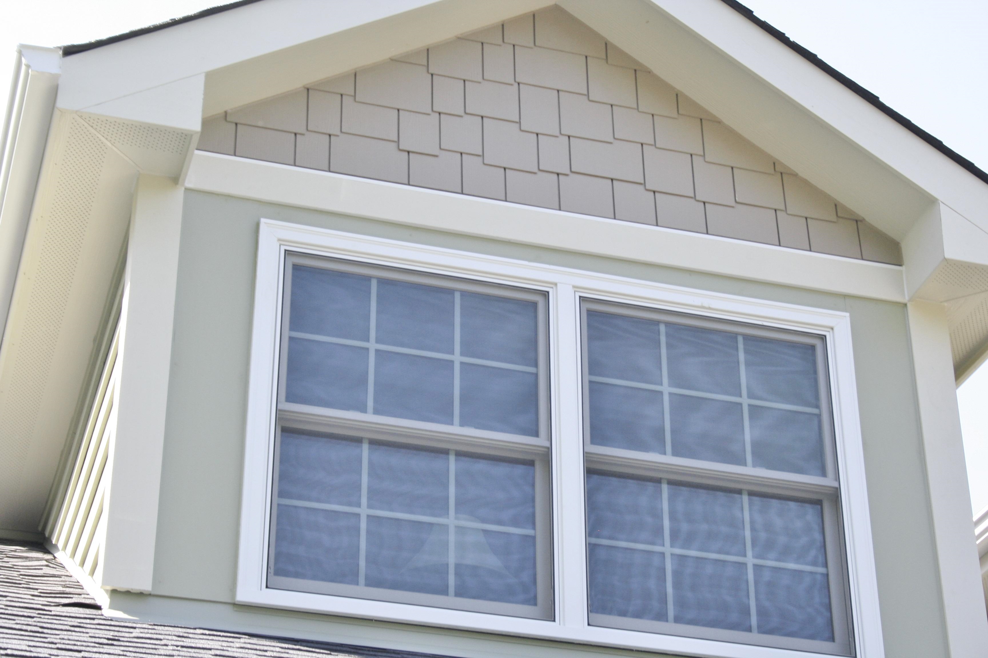 James Hardie Heathered Moss Plank Siding with Antique Parchment Alside