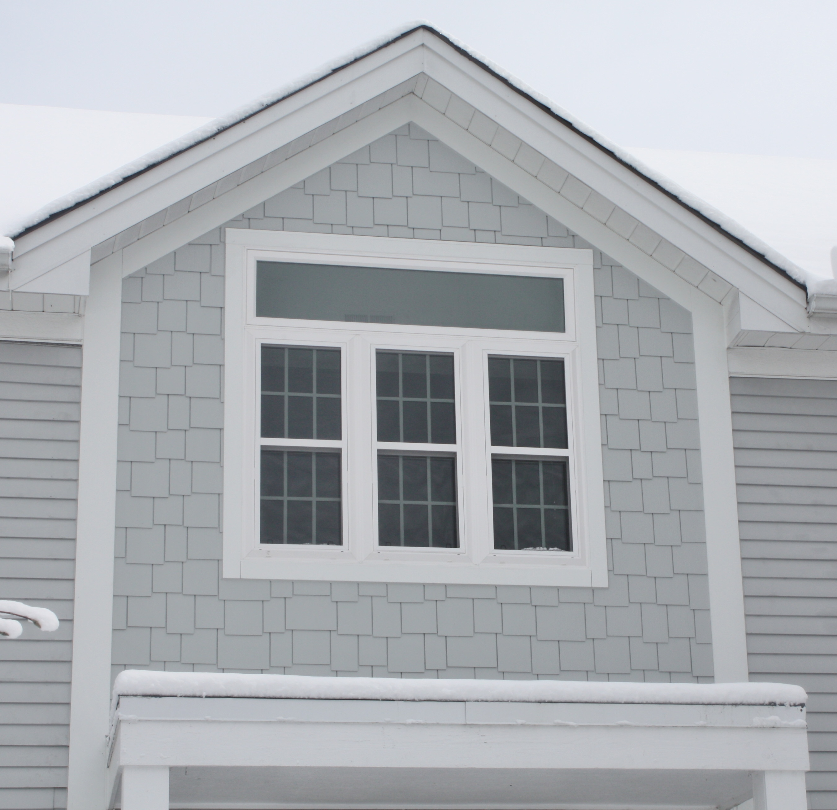Hardie Shake Staggered Edge Panel Light Mist & Arctic White Trim